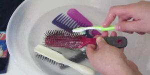 Cómo lavar un cepillo de peinar