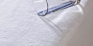 Cómo lavar un protector de colchón impermeable